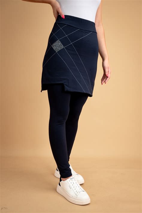 Ženska v elegantnih nosečniških pajkicah s krilom