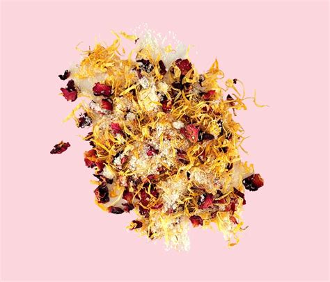 Detail mlečne kopeli z rožami in mlekom