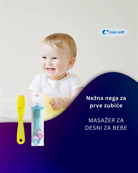 Roka nežno masira dlesni dojenčka