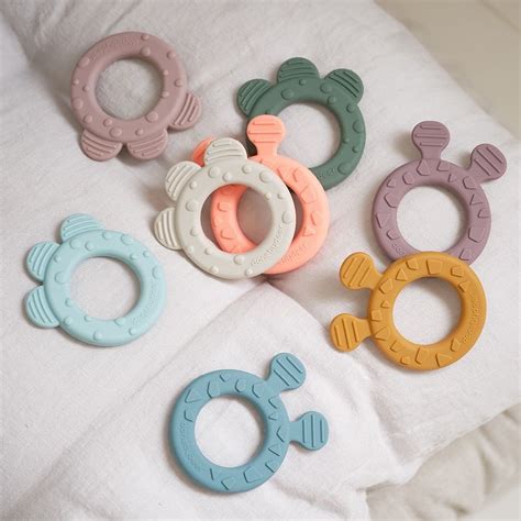 Različna silikonska grizala v mehkih barvah