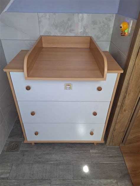Otroška komoda s previjalno desko in motivom žirafe