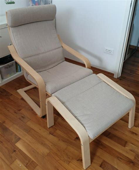 Udoben fotelj IKEA z blazinami in podnožnikom
