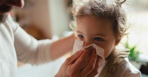 otrok si briše izcedek iz oči