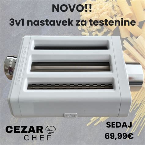 Slika dojenčka, ki veselo je testenine