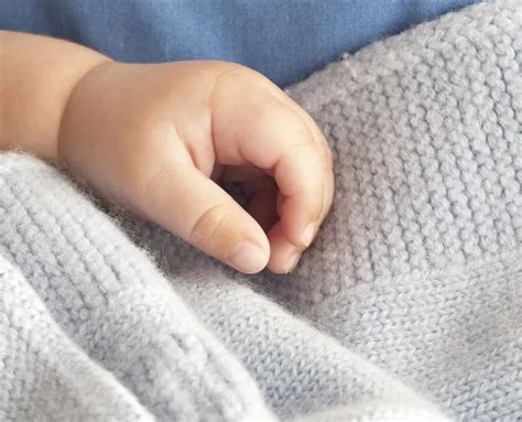 roka dojenčka v prstnih barvah