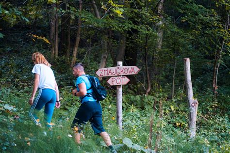 Ženska počasi teče po gozdni poti