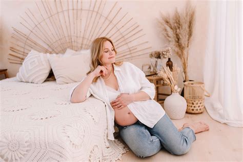 Nosečnica spi z nosečniško blazino