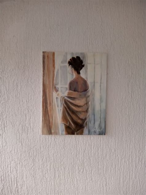 Ženska gleda skozi okno v daljavo