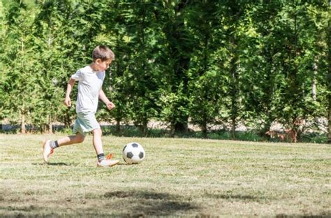 Oče in otrok se igrata na prostem