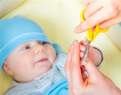 Diagram, ki prikazuje pravilen način striženja dojenčkovih nohtov