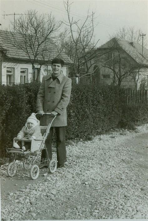 starši z otroškim vozičkom na sprehodu