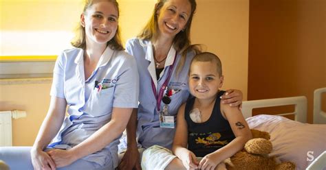 Medicinske sestre skrbijo za porodnico