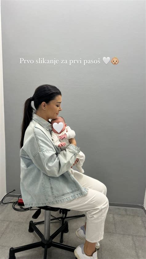 Simbolična slika srečne matere z novorojenčkom