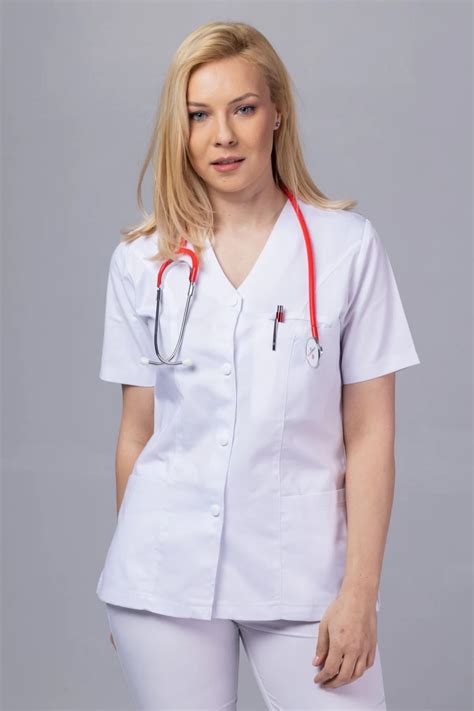 Ženska medicinska sestra v belih hlačah in tuniki