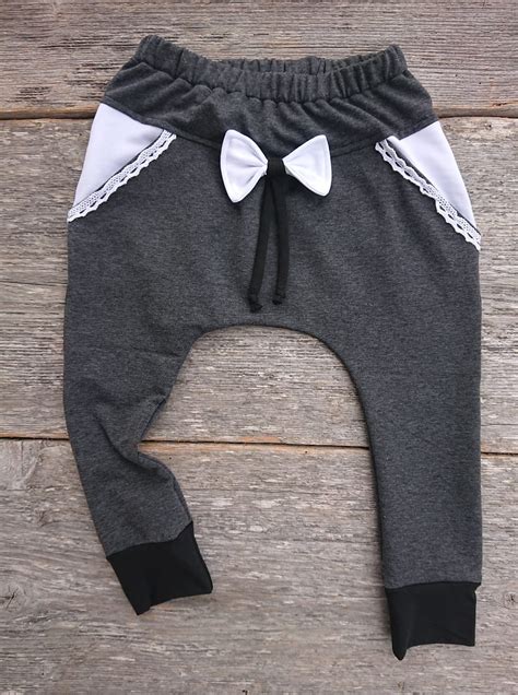 Bližnji posnetek mehkega, širokega pasu nosečniških hlač