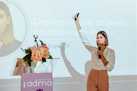 Ženska, ki gleda v daljavo, simbolizira upanje in sanje o materinstvu.