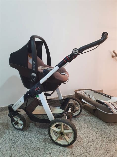 Otroški voziček z ročno zavoro na krmilu