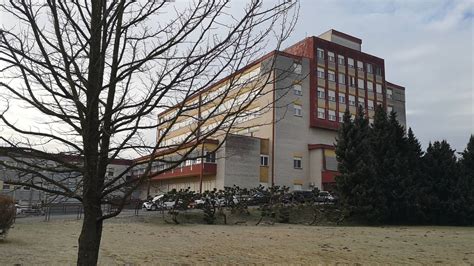 Simbolična slika družinskega obiska v bolnišnici