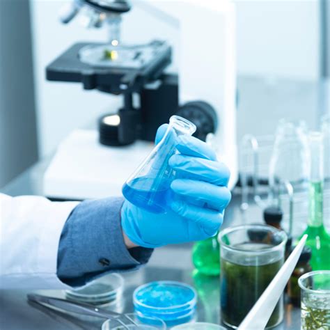 Laboratorijski tehnik, ki analizira vzorec krvi