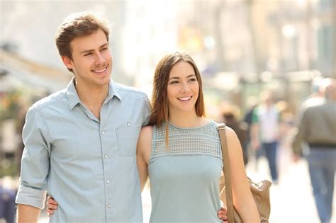 Simbolična fotografija poroda z nosečnico in partnerjem