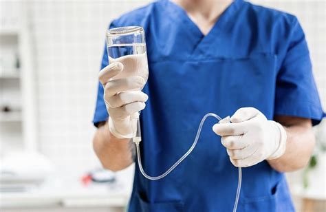 Infuzija IVIG v roko otroka