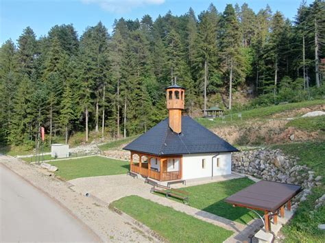 Simbolična upodobitev duhovne povezanosti med materjo in otrokom