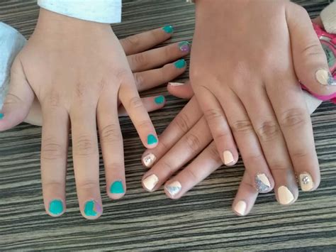 Otrok z urejenimi nohti