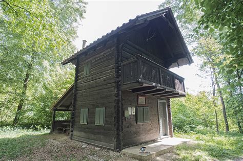 Obnovljena lovska koča