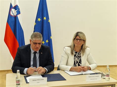 Smetnjak s policisti, ki preiskujejo okolico