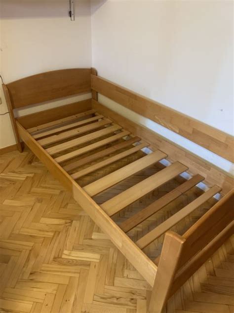 Otroška postelja iz masivnega lesa v naravnih tonih