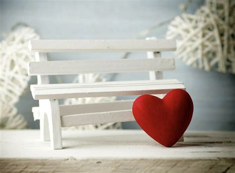 Slika matere, ki nežno drži svojega dojenčka v naročju.