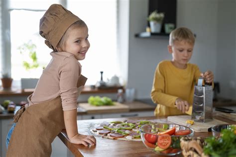 otroci pripravljajo hrano