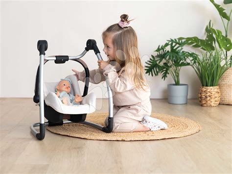 dojenček v košari otroškega vozička