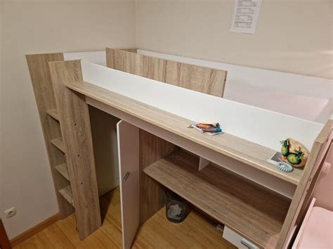 Otroška soba s pisalno mizo in učnim kotičkom