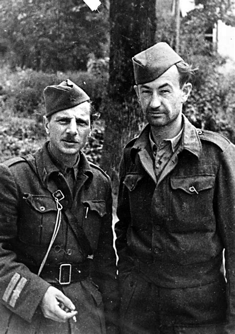 Družina Novak pred blokom z novim avtomobilom