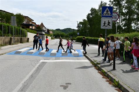 prehod za pešce z opozorilnimi znaki