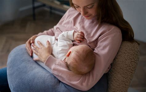 Mlada mamica, ki doji otroka