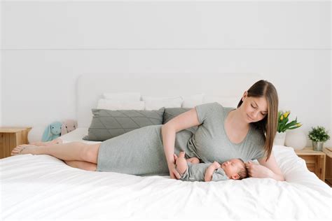 Mamica počiva ob dojenčku