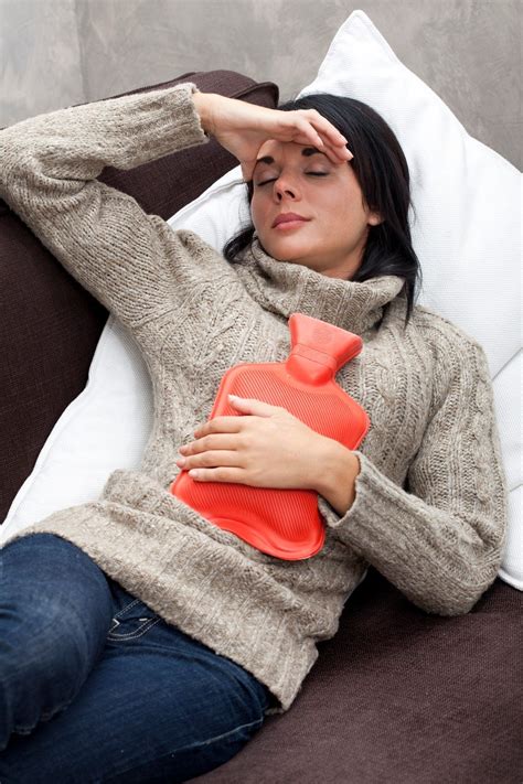 Ženska z glavobolom med menstruacijo