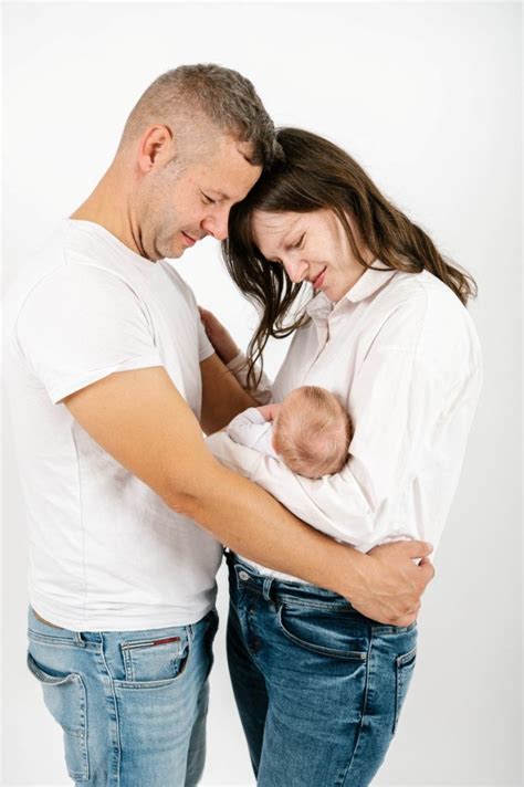 Oče drži novorojenčka