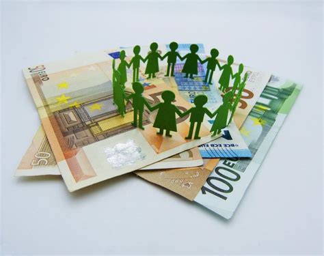 Ikona družine z otroki in simbolom evra