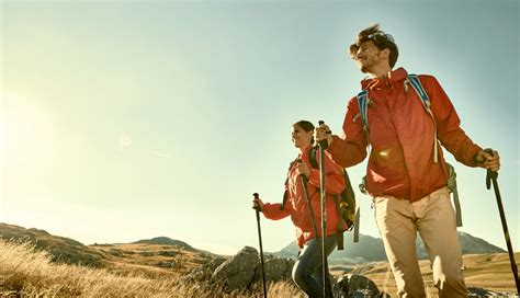 Ilustracija družine, ki usklajuje delo in prosti čas