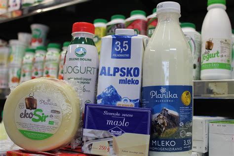 Mlečni izdelki na leseni deski