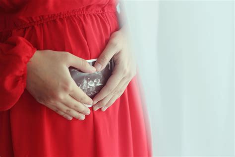 Grafični prikaz hormonskih sprememb v prvem trimesečju nosečnosti