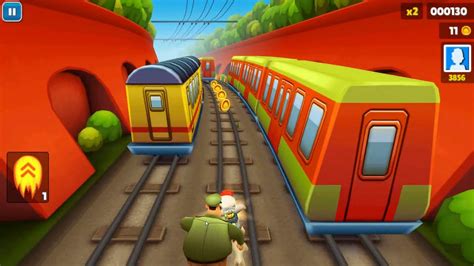 Moški, ki igra računalniške igrice, medtem ko ženska počiva.