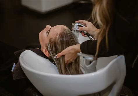 Nosečnica v frizerskem salonu