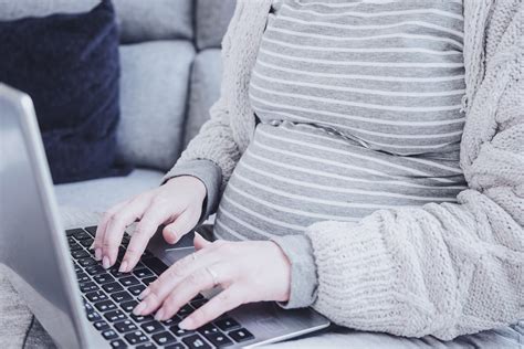 Nosečnica prejema zdravniško potrdilo o predvidenem datumu poroda