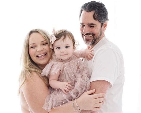 Ilustracija družine, ki se pripravlja na otroka