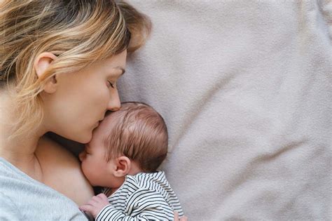 Novorojenček s priprtim očesom