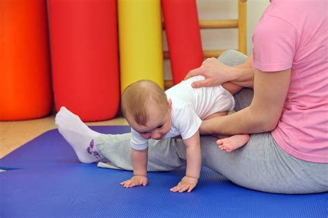 Mlačni obkladki na čelu dojenčka